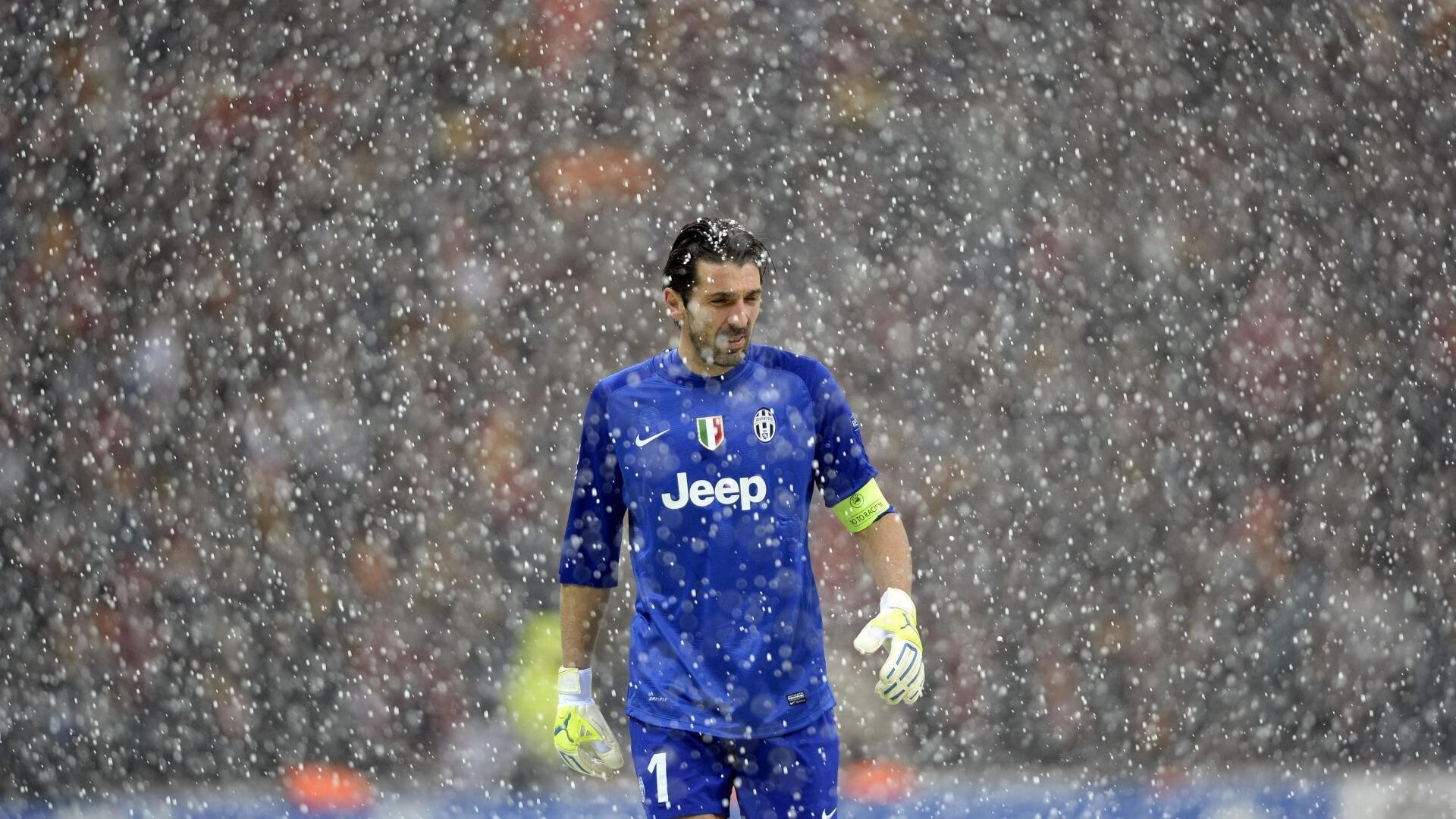 女篮姑娘笑对艰难的背影——逆境中的坚韧与梦想