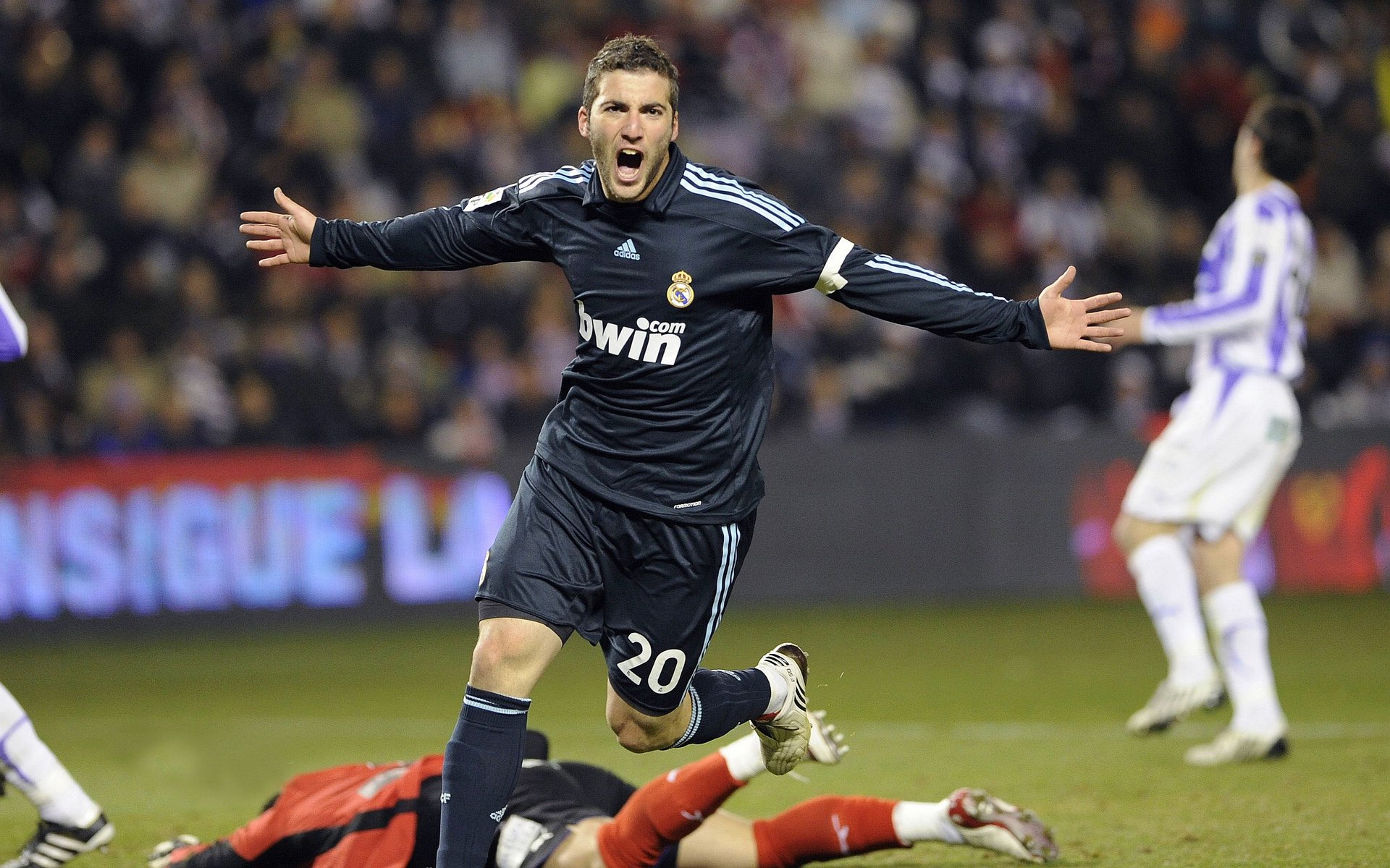 “全民全运”燃动新疆—四季滑雪场迎客来